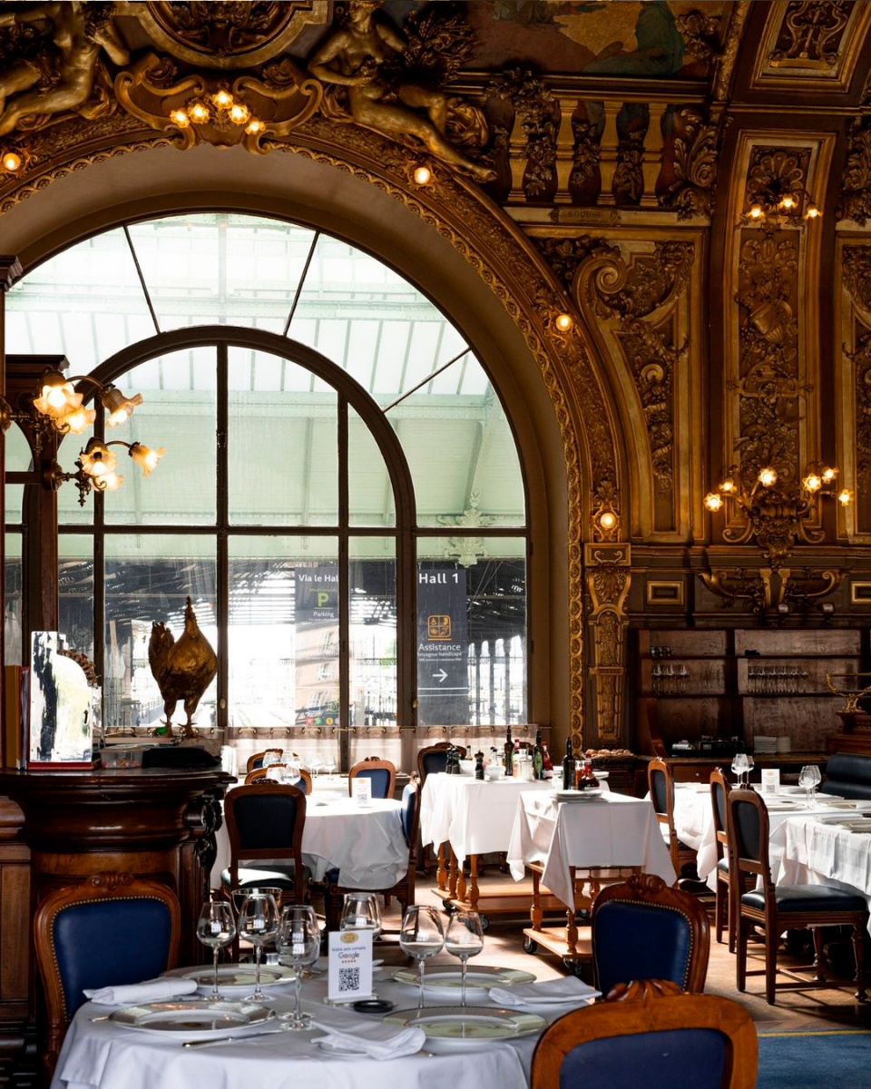 Restaurant interior design Le train Blue in Paris, inspiration for thr article